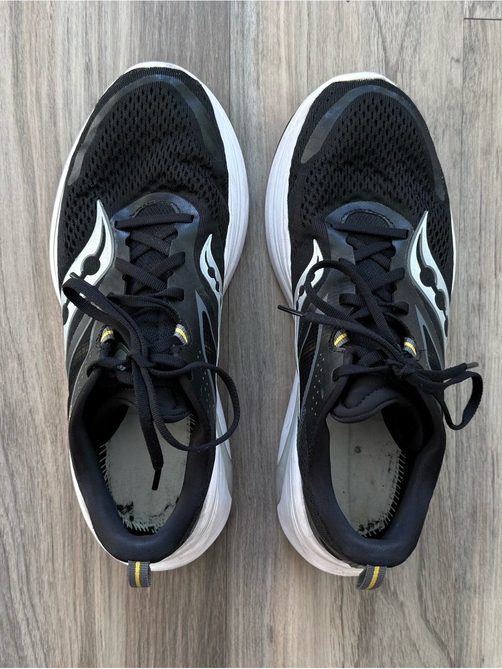 Saucony Omni 22 in Black & White Size 11